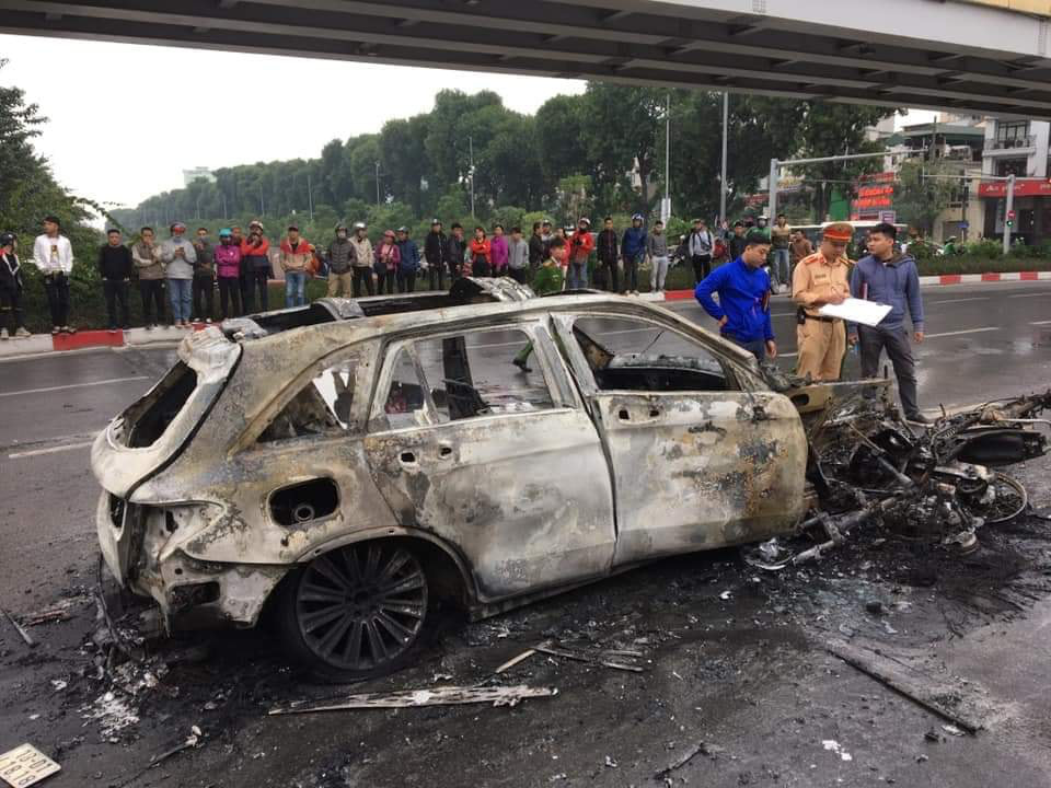 Xe Mercedes tông nhiều xe máy trên phố rồi bốc cháy dữ dội, 1 người tử vong tại chỗ - Ảnh 11.