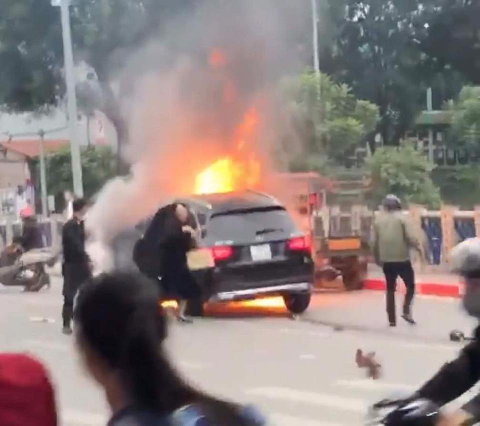 Xe Mercedes tông nhiều xe máy trên phố rồi bốc cháy dữ dội, 1 người tử vong tại chỗ - Ảnh 3.