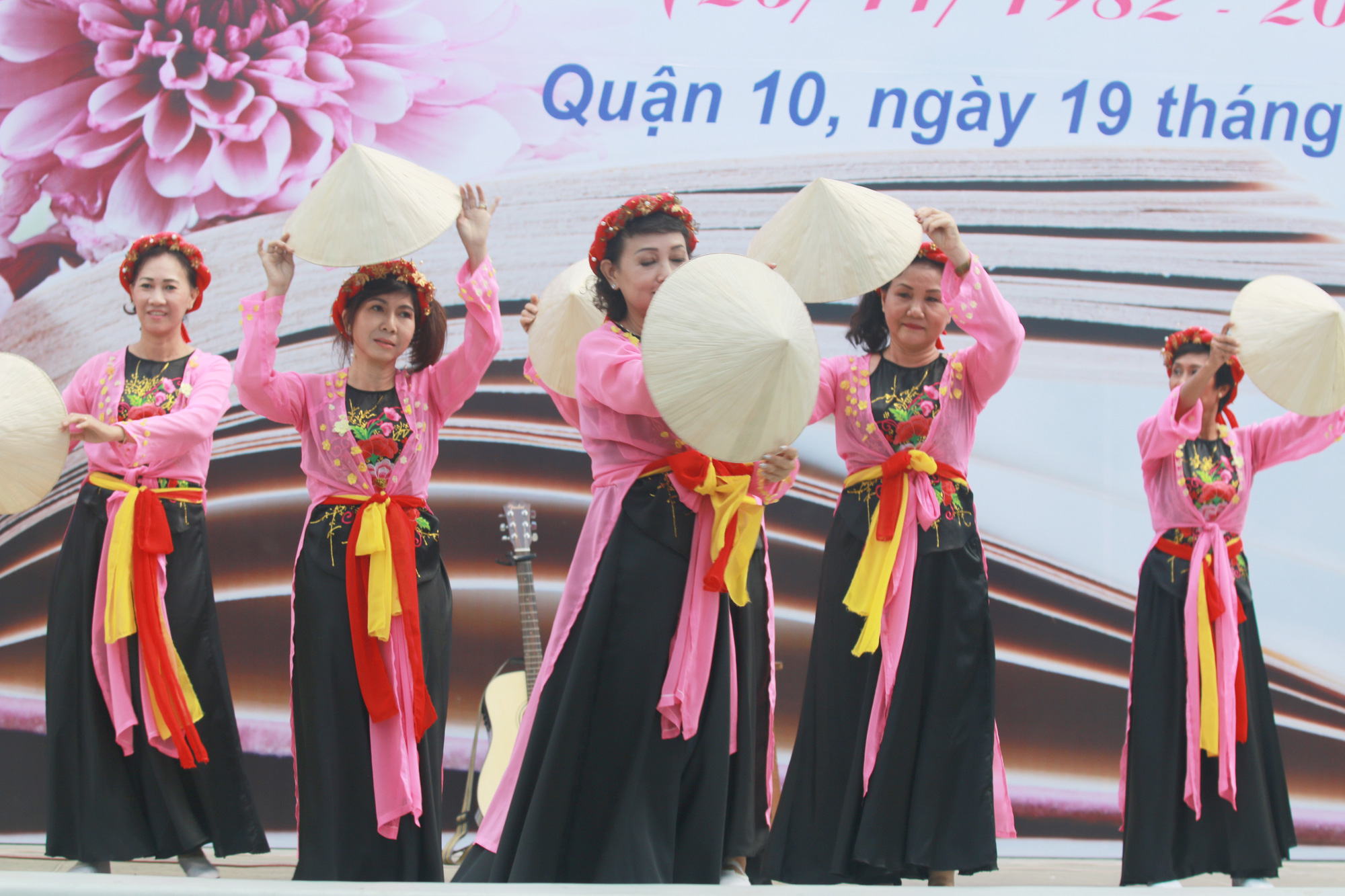 Những h&igrave;nh ảnh đẹp đốn tim trong ng&agrave;y Nh&agrave; gi&aacute;o Việt Nam - Ảnh 9.