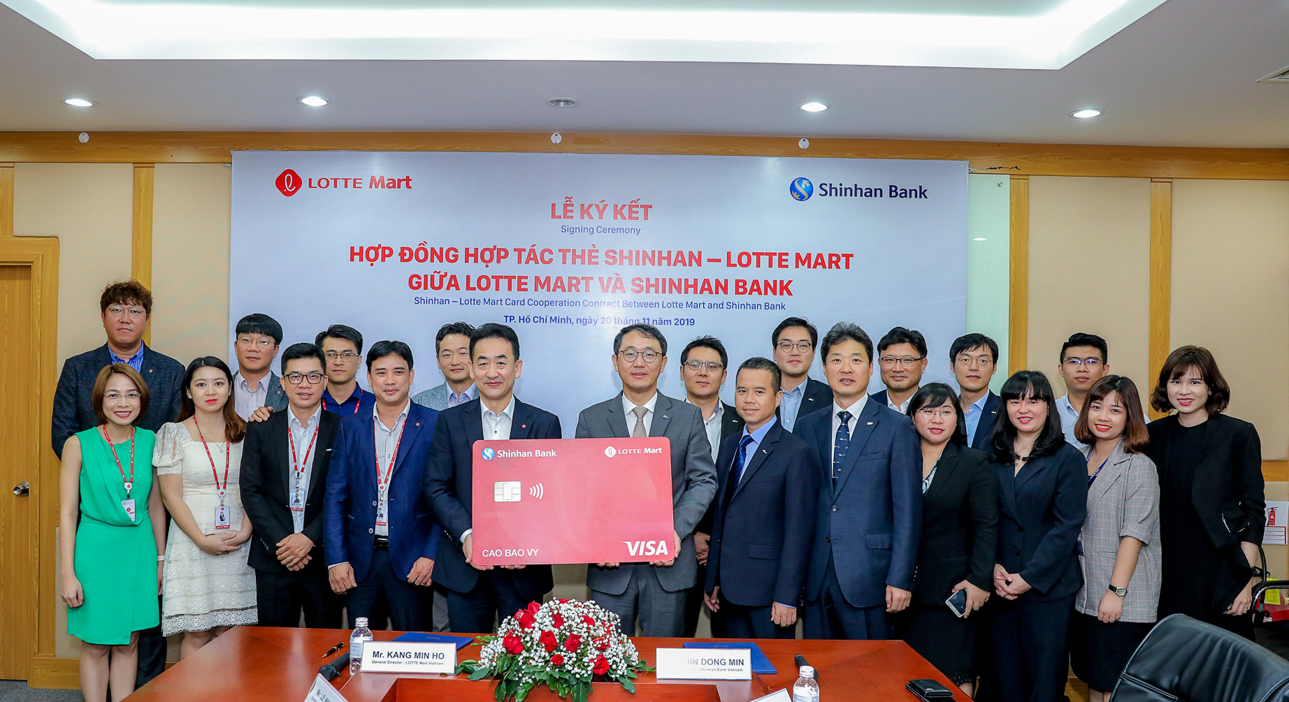 Ng&acirc;n h&agrave;ng Shinhan v&agrave; Lotte Mart ra mắt thẻ đồng thương hiệu - Ảnh 1.