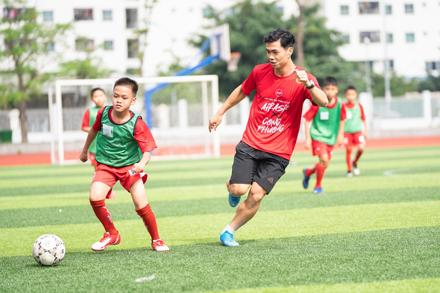Sau trận Việt Nam-Th&aacute;i Lan, C&ocirc;ng Phượng bất ngờ l&agrave;m thầy trong ng&agrave;y 20-11 - Ảnh 9.