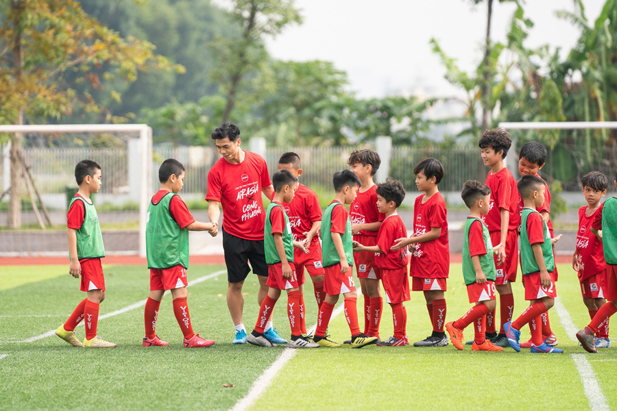 Sau trận Việt Nam-Th&aacute;i Lan, C&ocirc;ng Phượng bất ngờ l&agrave;m thầy trong ng&agrave;y 20-11 - Ảnh 7.