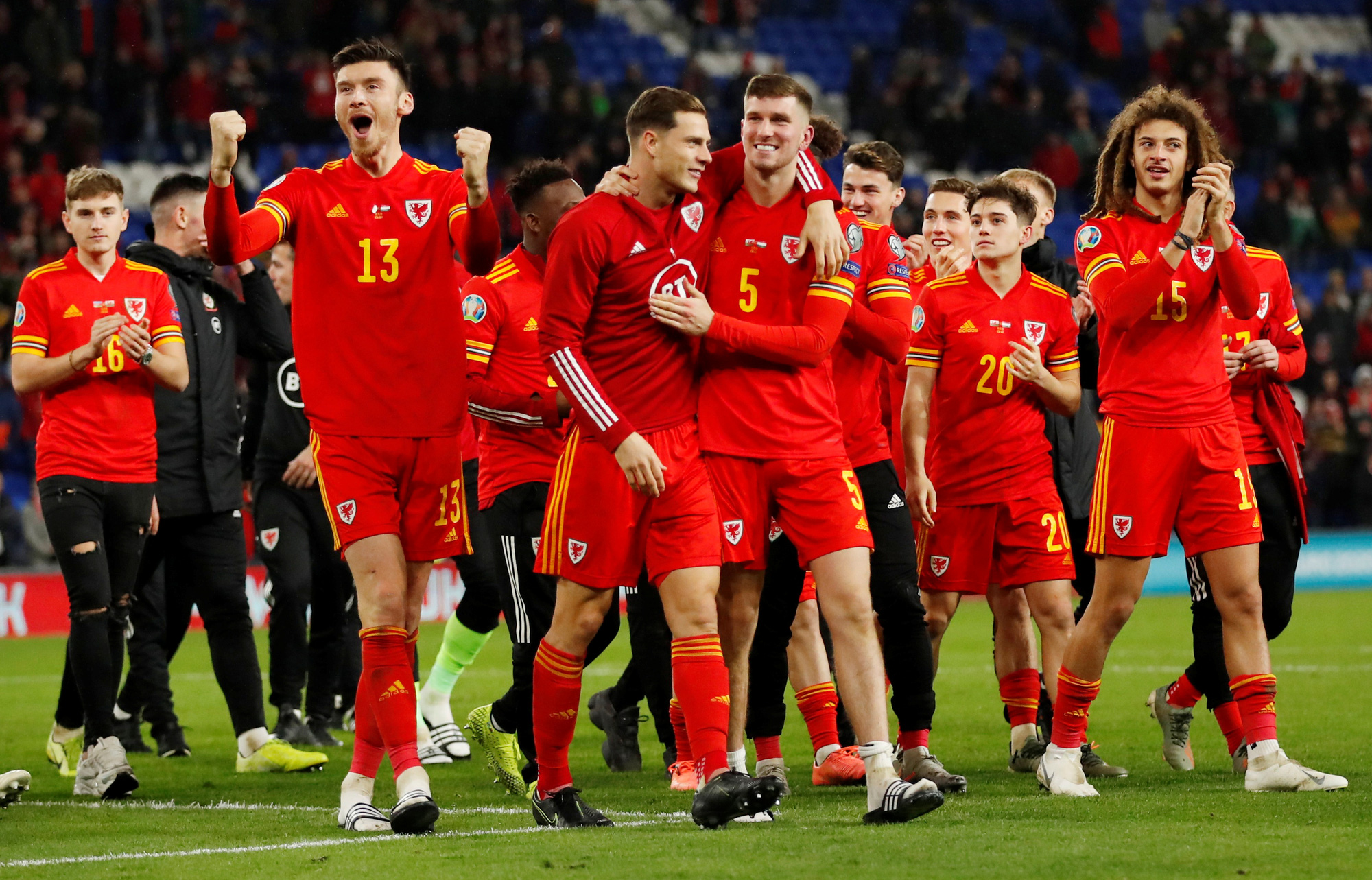 Xứ Wales ngược d&ograve;ng ngoạn mục, gi&agrave;nh suất v&eacute; cuối dự Euro - Ảnh 8.