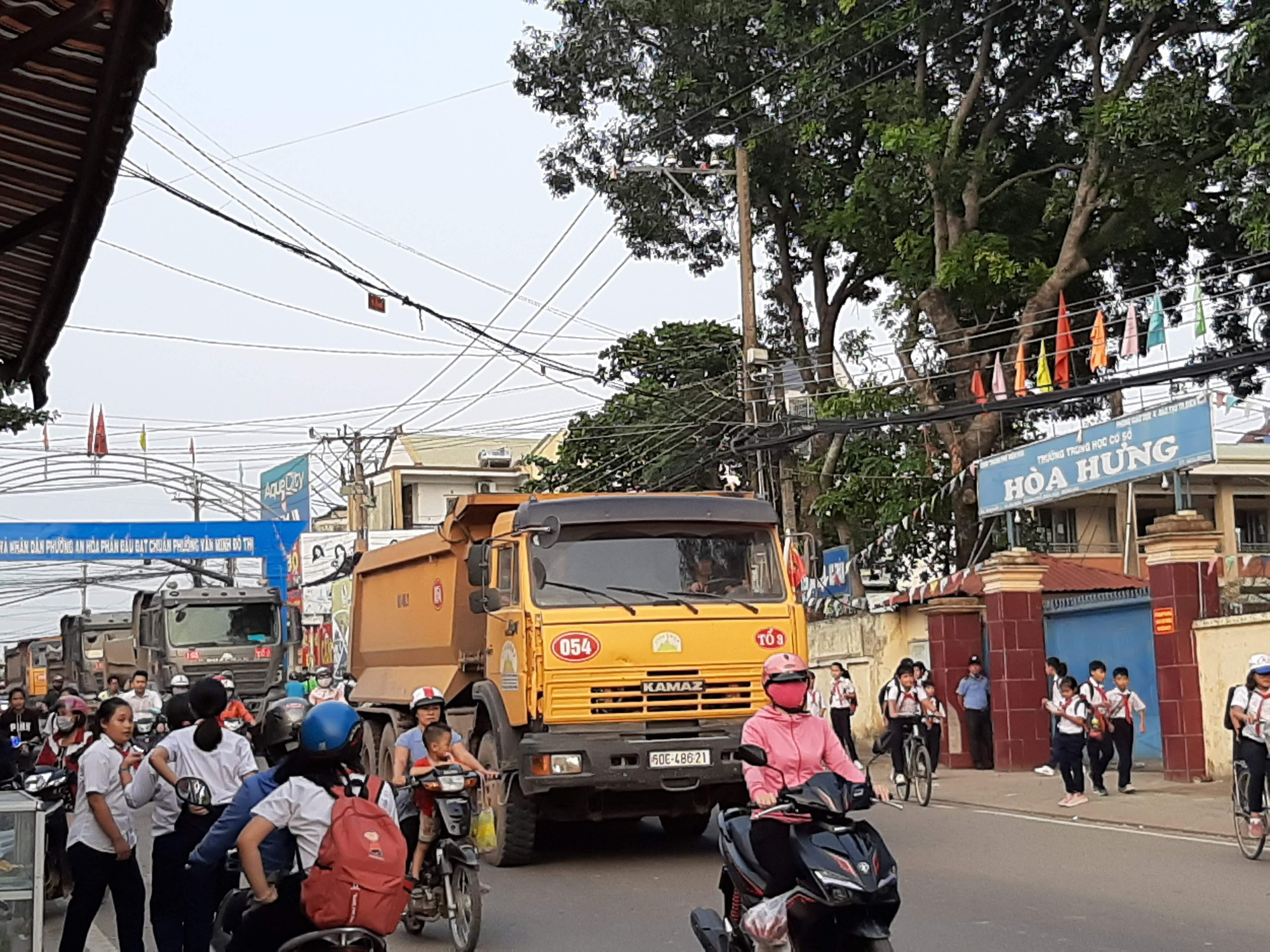 Cận cảnh h&atilde;i h&ugrave;ng xe ben đại n&aacute;o một v&ugrave;ng rộng lớn ở Bi&ecirc;n H&ograve;a - Ảnh 3.