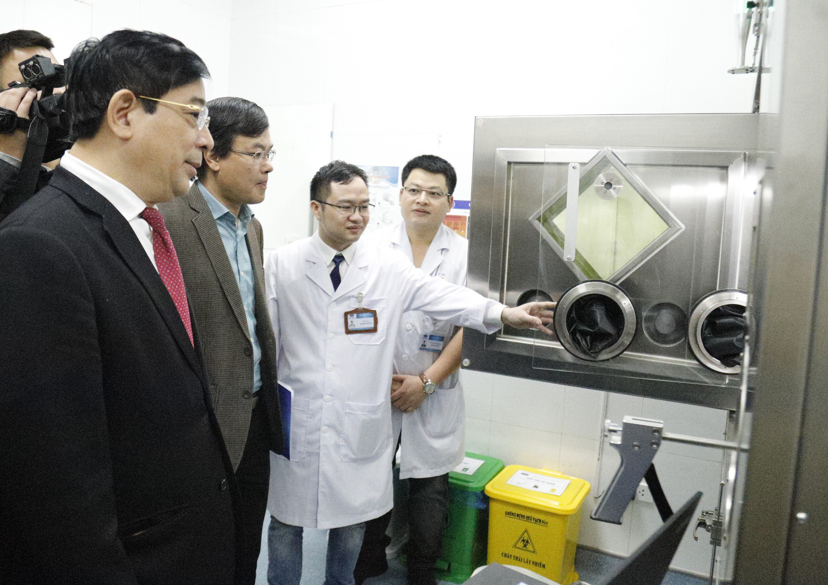 V&igrave; sao ung thư tuyến gi&aacute;p được chỉ định uống ph&oacute;ng xạ I-131? - Ảnh 2.
