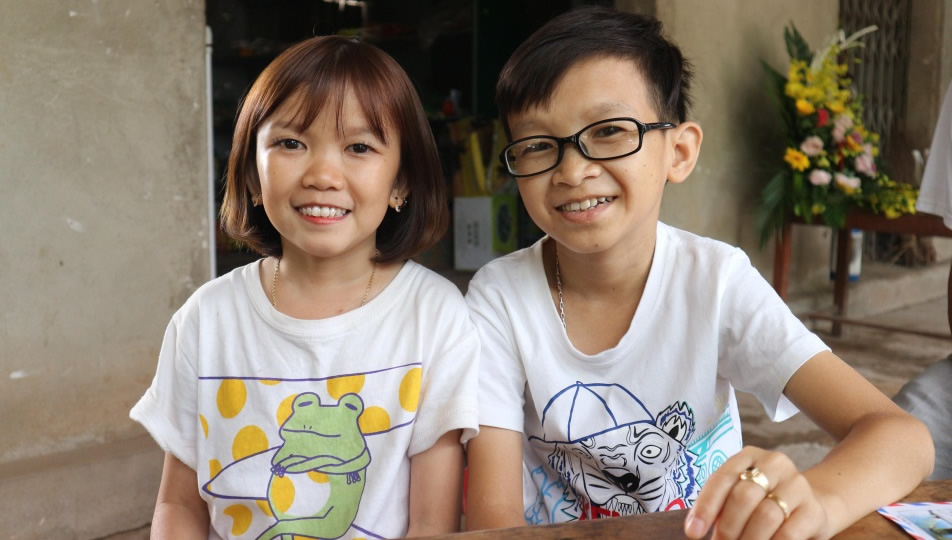 Ngợp với t&igrave;nh y&ecirc;u m&atilde;nh liệt của c&ocirc; g&aacute;i chỉ cao 1,18 m&eacute;t - Ảnh 1.