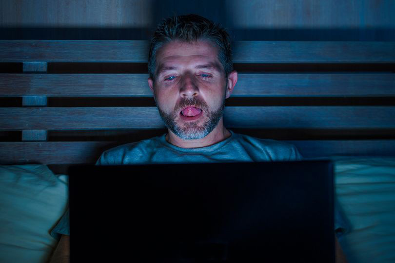 Xem phim khiêu dâm online, bạn phải trả giá những gì?