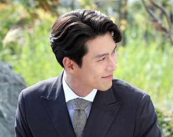 Nhan sắc của 'Hoàng tử màn ảnh' Hyun Bin ở tuổi 37