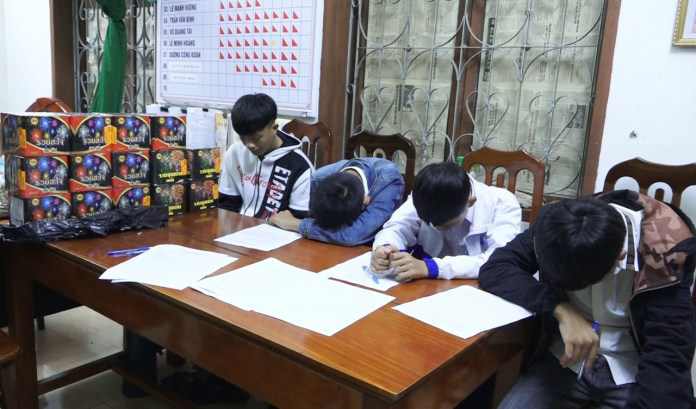 Tập tành buôn pháo lậu, 4 "trẻ trâu" bị công an bắt gọn
