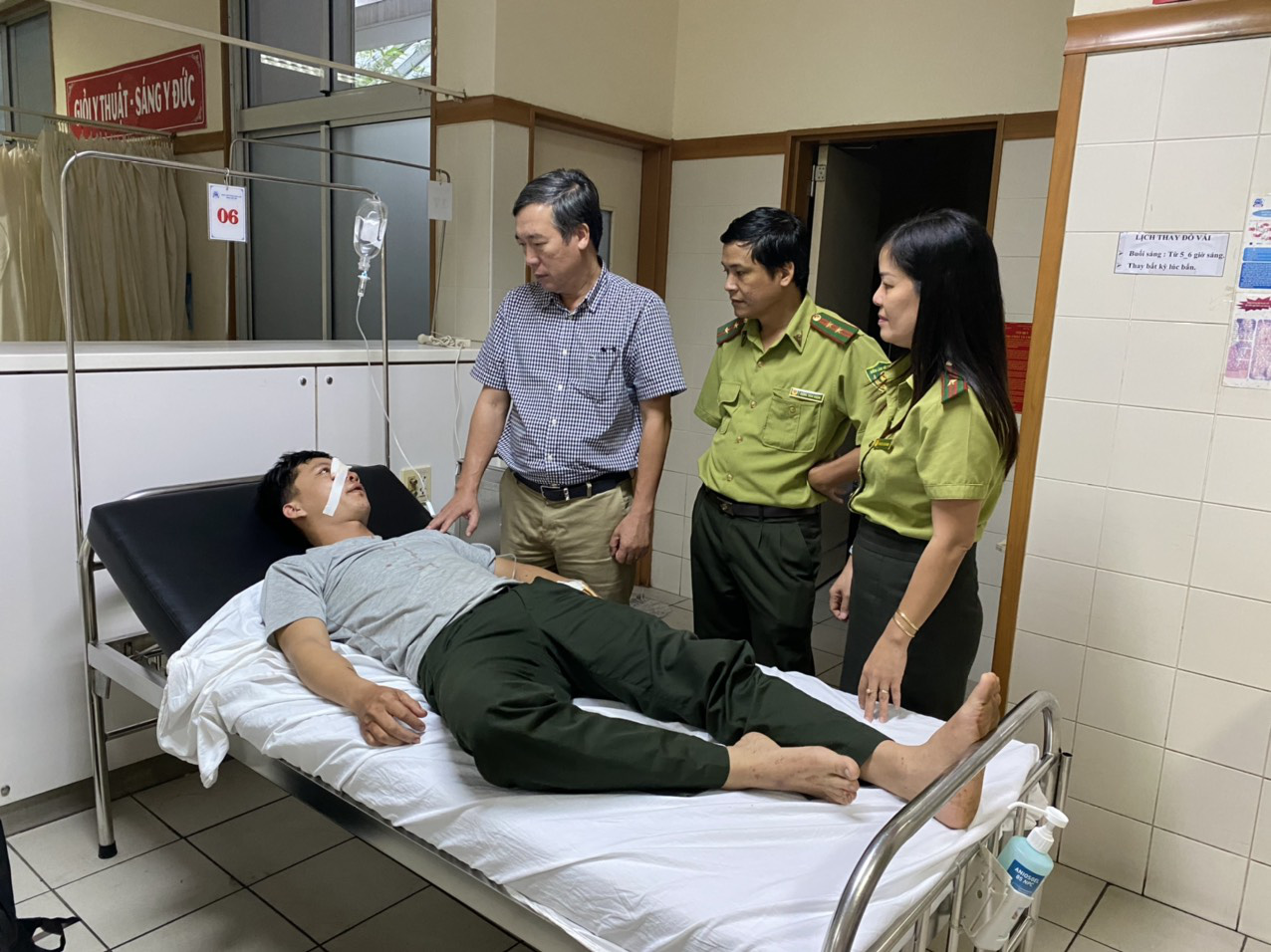 Bắt kẻ cầm dao đe dọa, lấy gạch ném cán bộ bảo vệ rừng do bị thu bẫy thú