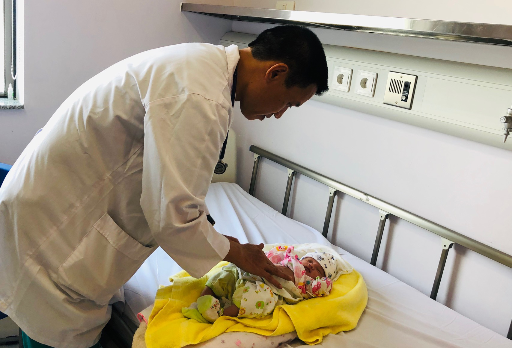 Bệnh nhi người Lào 8 ngày tuổi được vận chuyển bằng máy bay sang Việt Nam cấp cứu