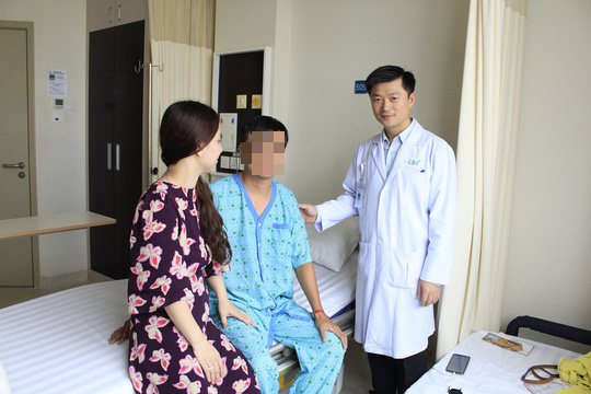 2 giờ kéo thành công khuôn mặt méo xệch của người đàn ông - Ảnh 1.