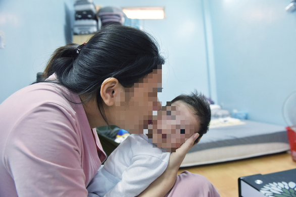 Một nụ h&ocirc;n tr&ecirc;n m&aacute; mang... cả t&aacute; mầm bệnh - Ảnh 1.