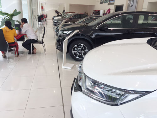 Ôtô hết cửa "làm giá" cuối năm