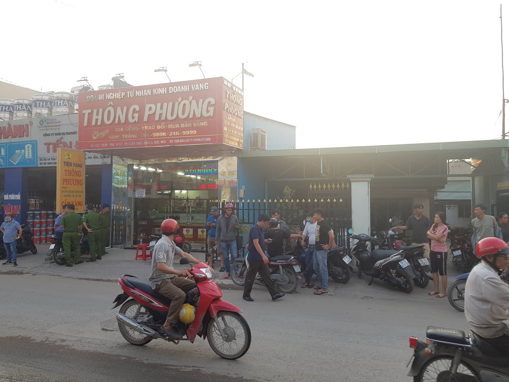 Bắt 2 nghi can d&ugrave;ng s&uacute;ng cướp tiệm v&agrave;ng ở H&oacute;c M&ocirc;n - Ảnh 2.