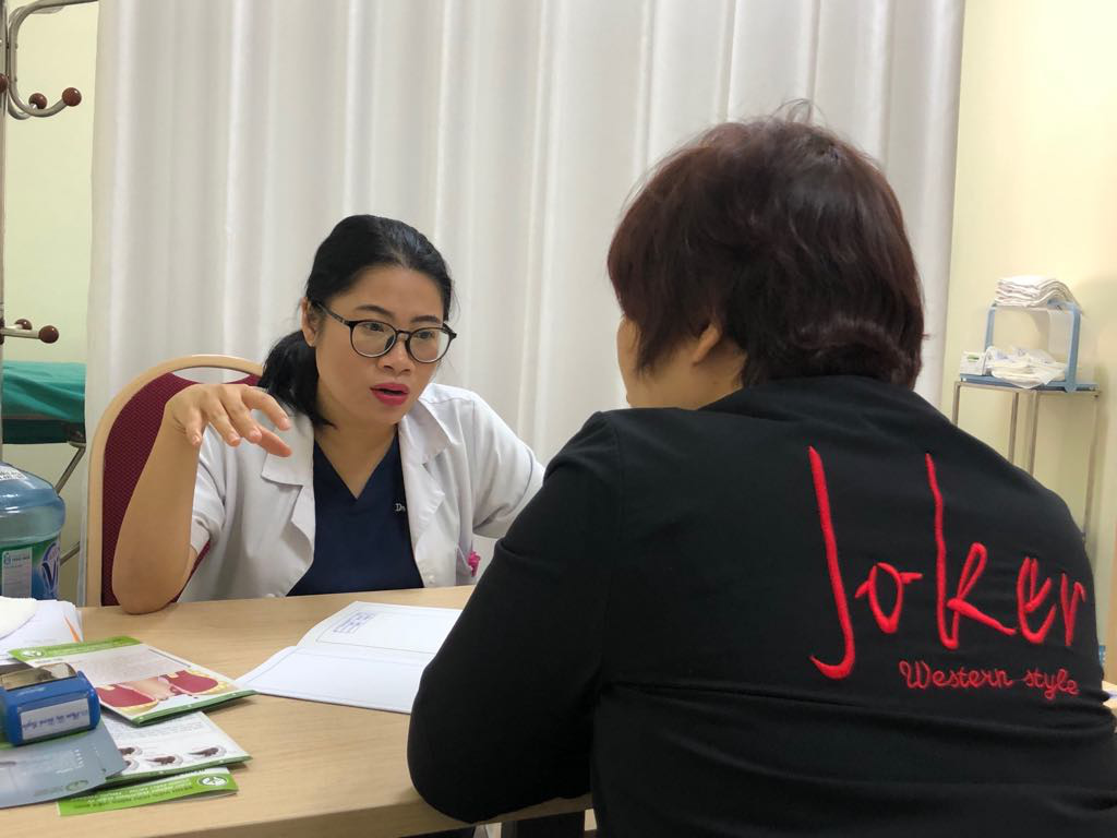 Ôm máy tính, điện thoại cả ngày, nhiều người bỗng mắc bệnh "khó nói"