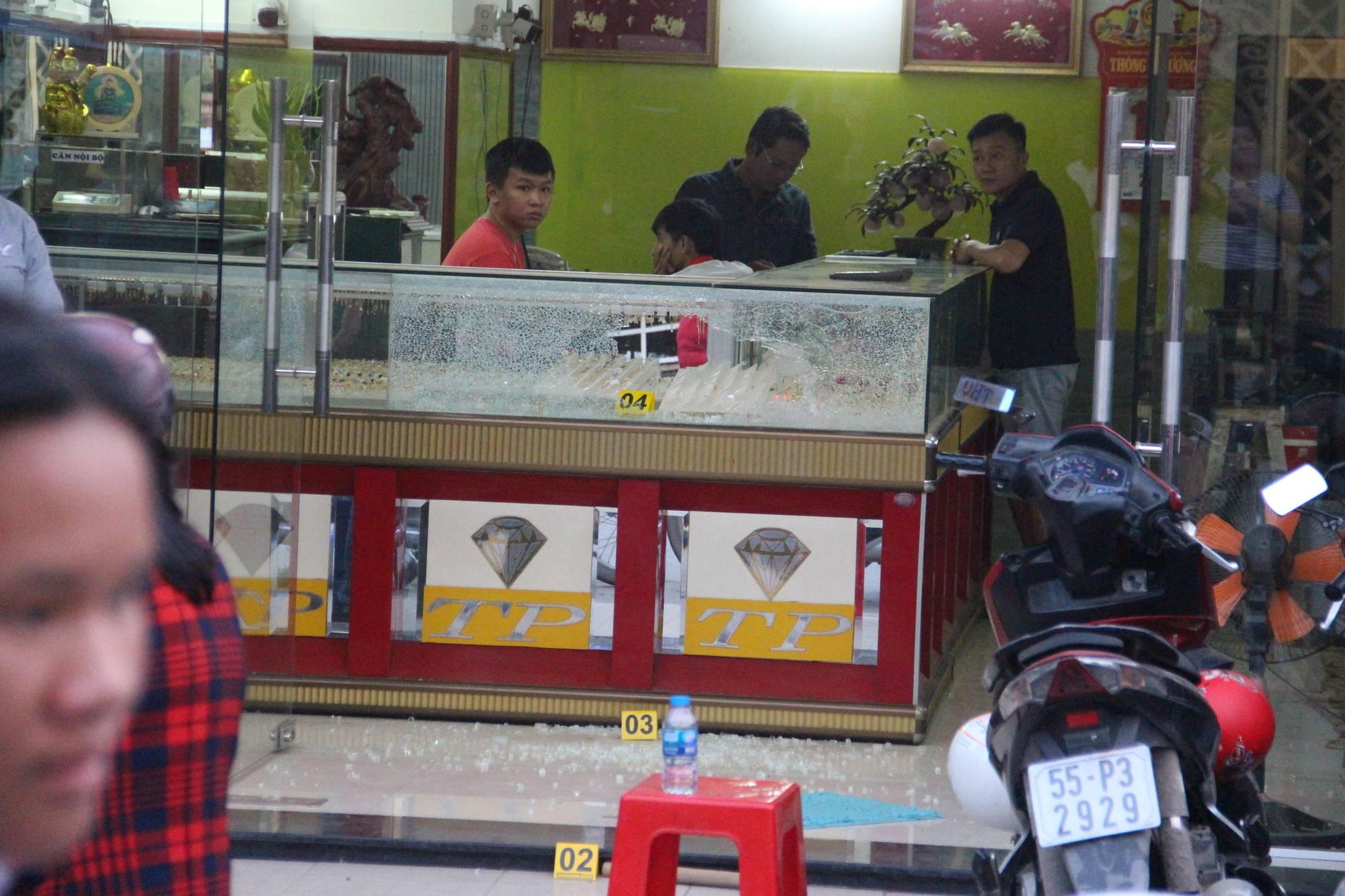 Công an TP HCM truy bắt 3 đối tượng dùng súng cướp tiệm vàng như thế nào?