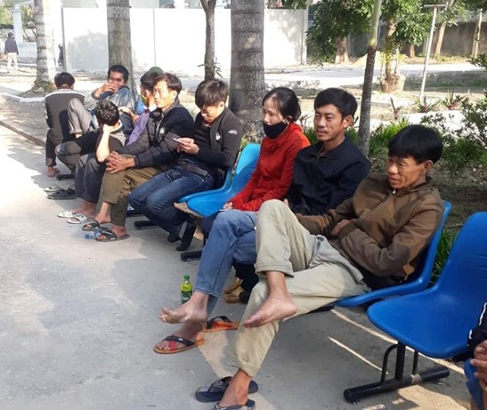 Mẹ con sản phụ tử vong bất thường, người nh&agrave; k&eacute;o tới bệnh viện - Ảnh 1.