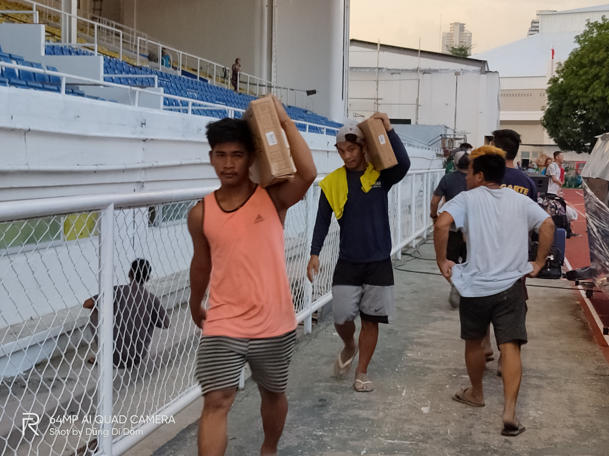 Vừa sang Philippines, HLV Park Hang-seo đ&atilde; gặp ngay hai sự cố hy hữu - Ảnh 4.