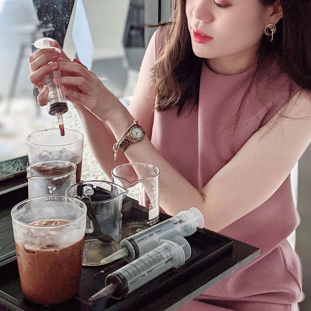 M&oacute;n c&agrave; ph&ecirc; đựng trong ống ti&ecirc;m ở Th&aacute;i Lan - Ảnh 1.
