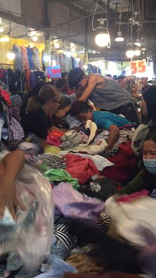 Kinh ho&agrave;ng cảnh kh&aacute;ch h&agrave;ng gi&agrave;nh giật quần &aacute;o ở chợ Philippines - Ảnh 3.