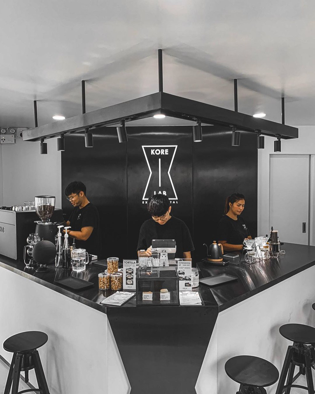 M&oacute;n c&agrave; ph&ecirc; đựng trong ống ti&ecirc;m ở Th&aacute;i Lan - Ảnh 3.