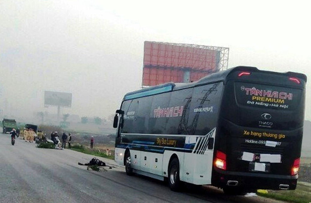 Xe khách tông chết 2 bố con trên đường