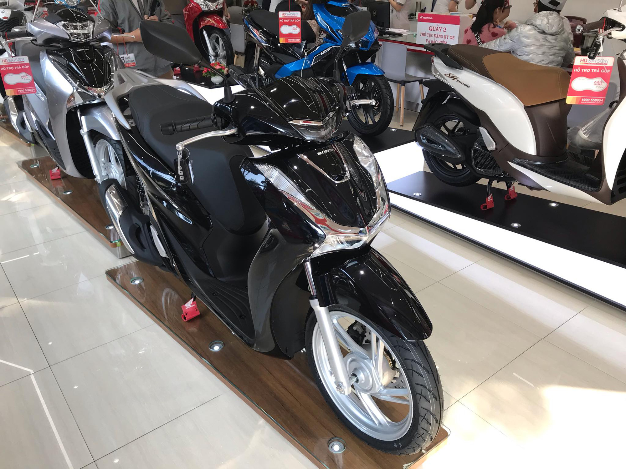 Honda SH mới lại khan hàng, đội giá cả chục triệu đồng