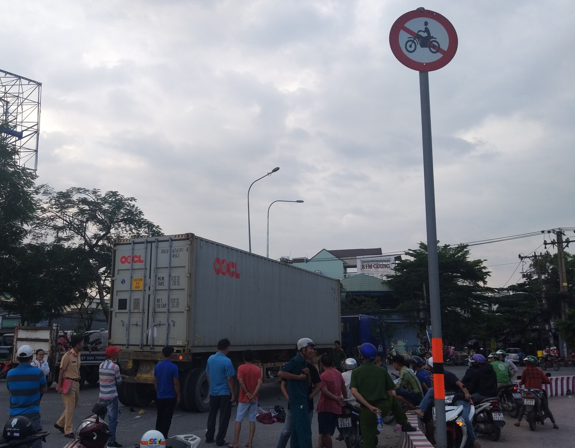 Vợ chết, chồng nguy kịch dưới gầm xe container ở cầu vượt S&oacute;ng Thần - Ảnh 2.