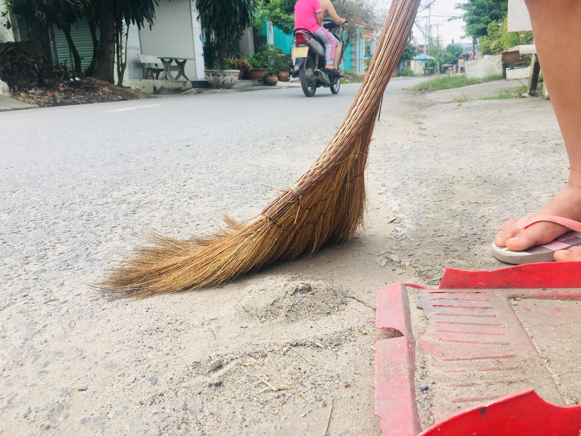 Mỗi ng&agrave;y l&agrave;m việc nhỏ n&agrave;y, đường s&aacute; sẽ giảm &ocirc; nhiễm - Ảnh 1.