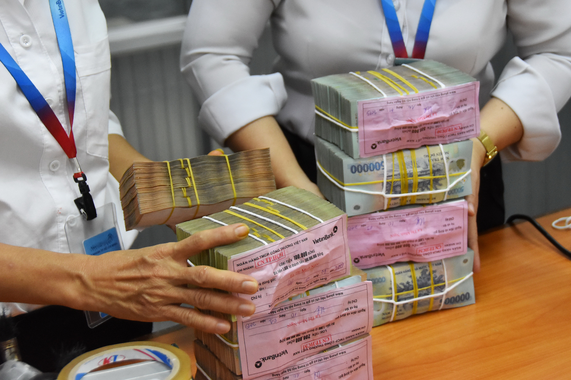 Lãi suất trái phiếu 20%/năm: Bất thường!