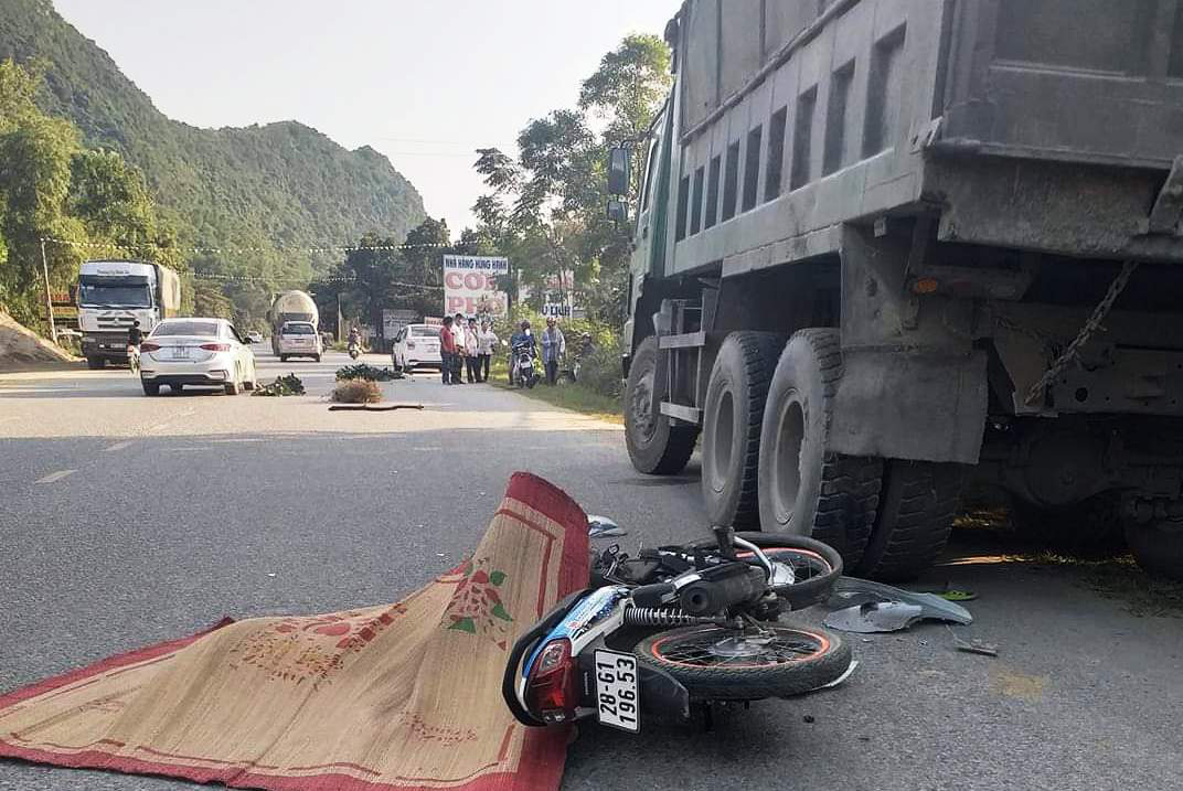 Tông vào đuôi xe tải dừng ven đường, nam thanh niên tử vong tại chỗ
