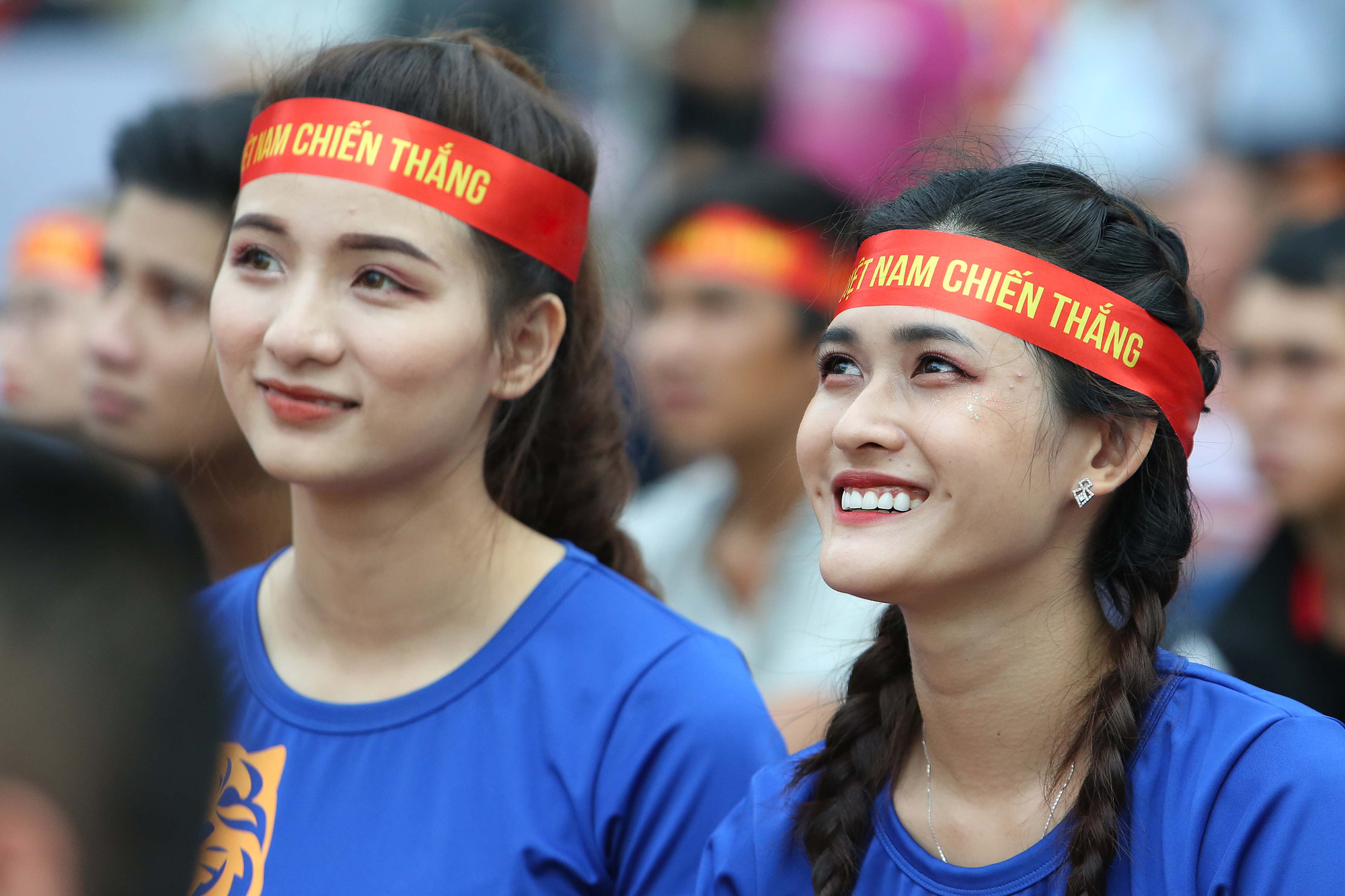 D&agrave;n CĐV nữ tưng bừng sau trận thắng đậm của U22 Việt Nam - Ảnh 11.