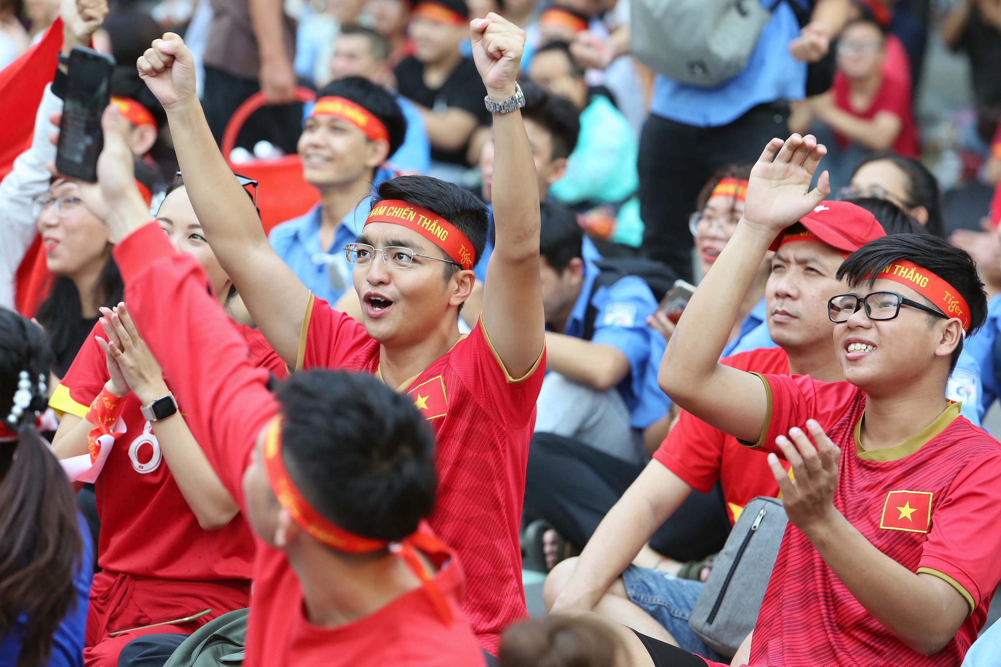 D&agrave;n CĐV nữ tưng bừng sau trận thắng đậm của U22 Việt Nam - Ảnh 9.