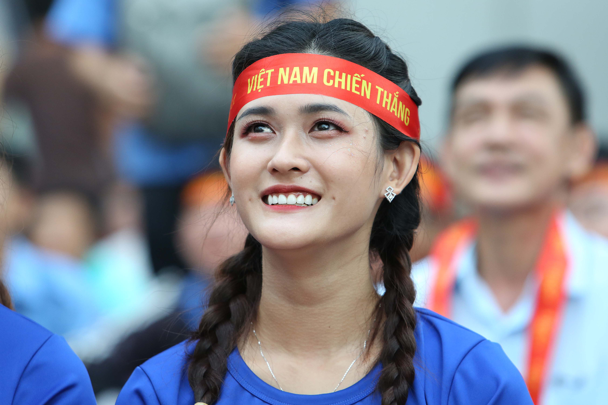D&agrave;n CĐV nữ tưng bừng sau trận thắng đậm của U22 Việt Nam - Ảnh 4.