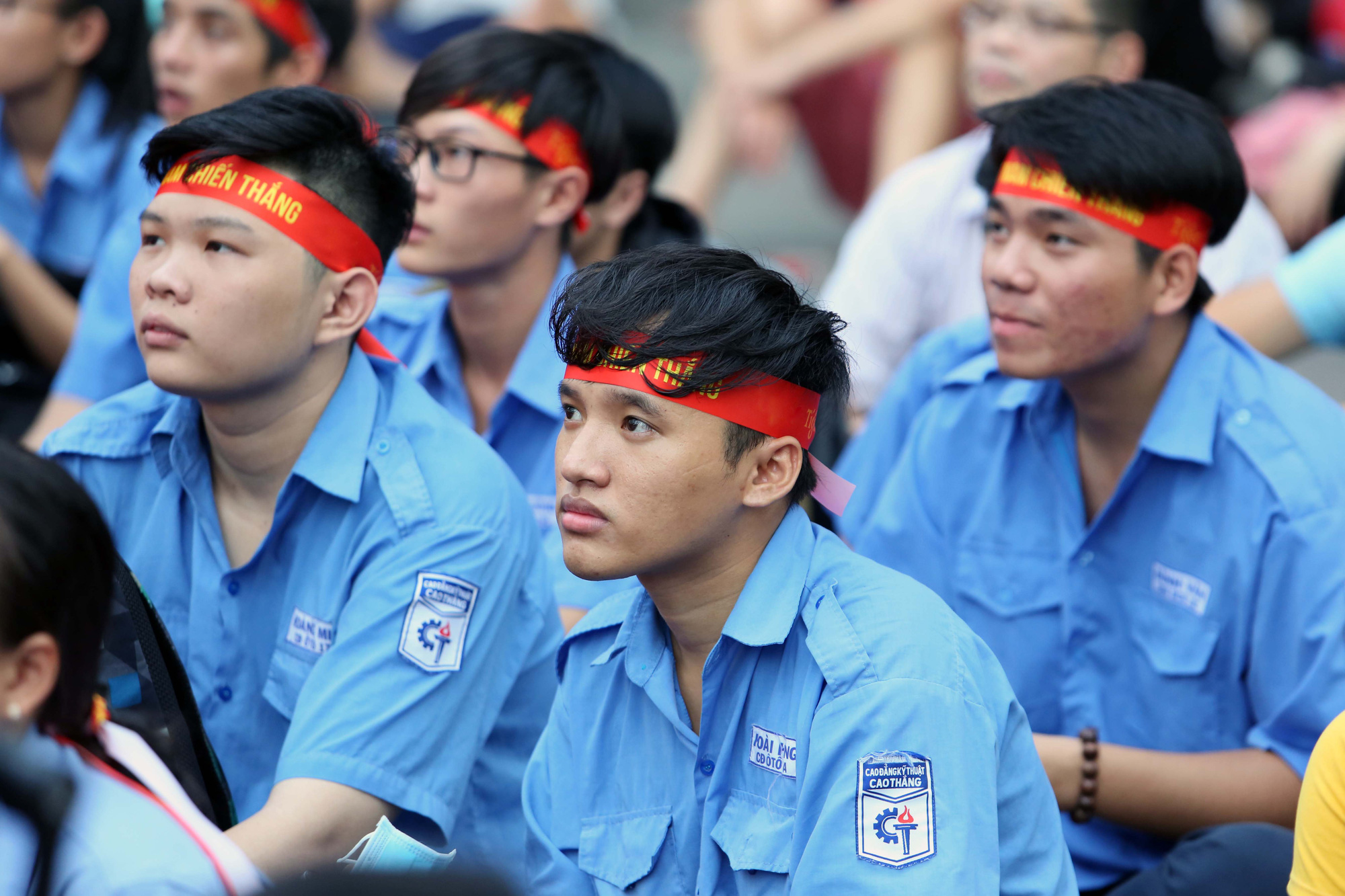 D&agrave;n CĐV nữ tưng bừng sau trận thắng đậm của U22 Việt Nam - Ảnh 7.