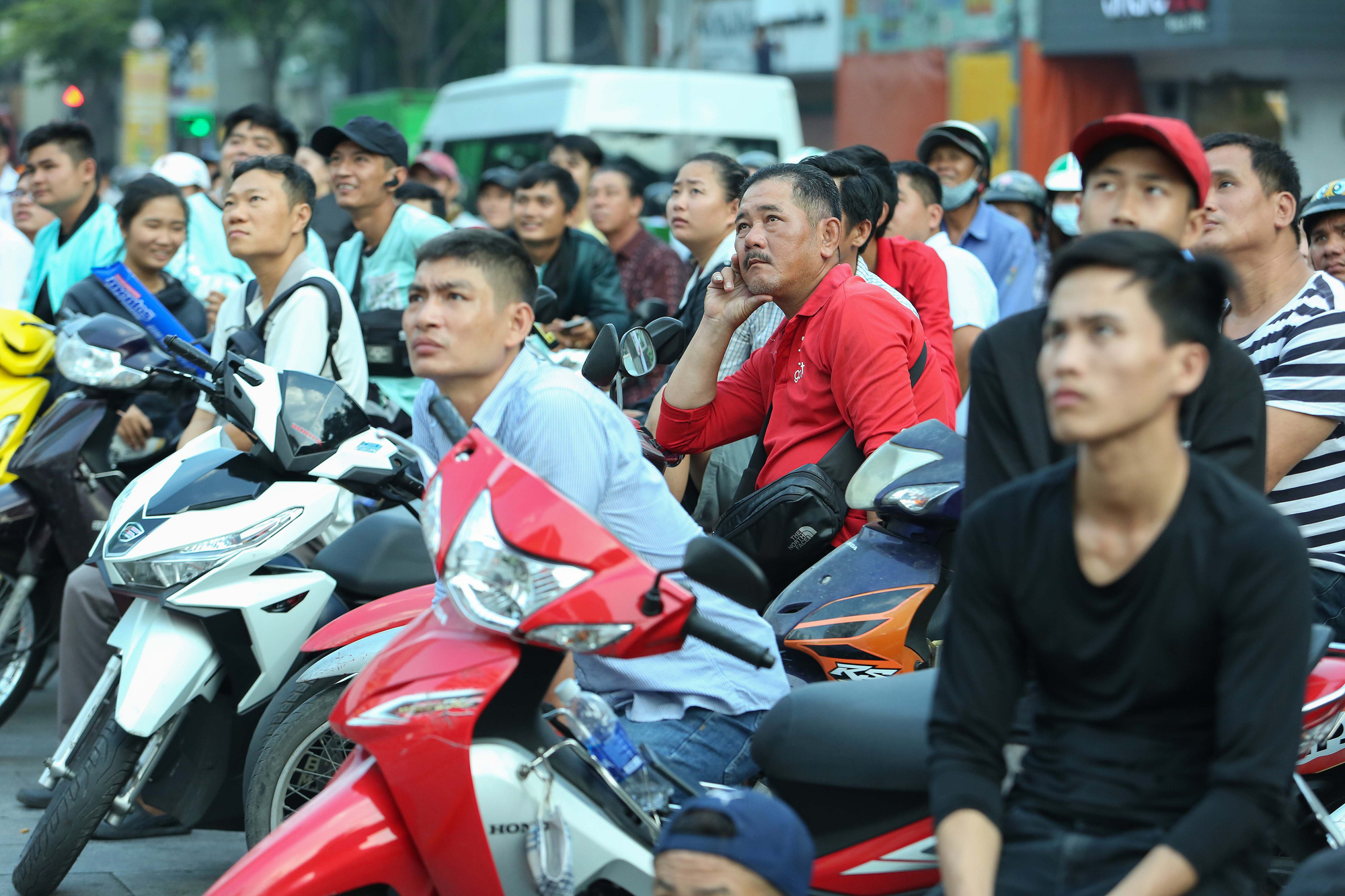 D&agrave;n CĐV nữ tưng bừng sau trận thắng đậm của U22 Việt Nam - Ảnh 12.