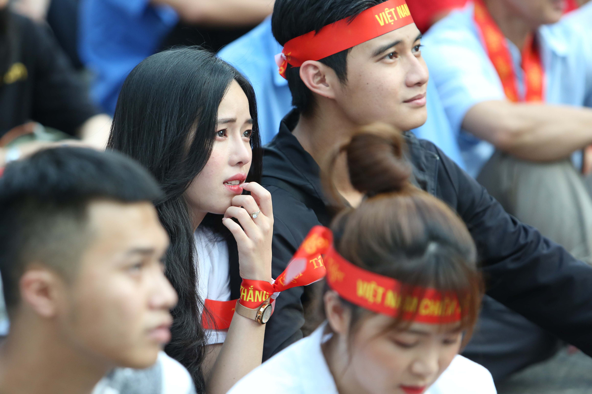 D&agrave;n CĐV nữ tưng bừng sau trận thắng đậm của U22 Việt Nam - Ảnh 6.