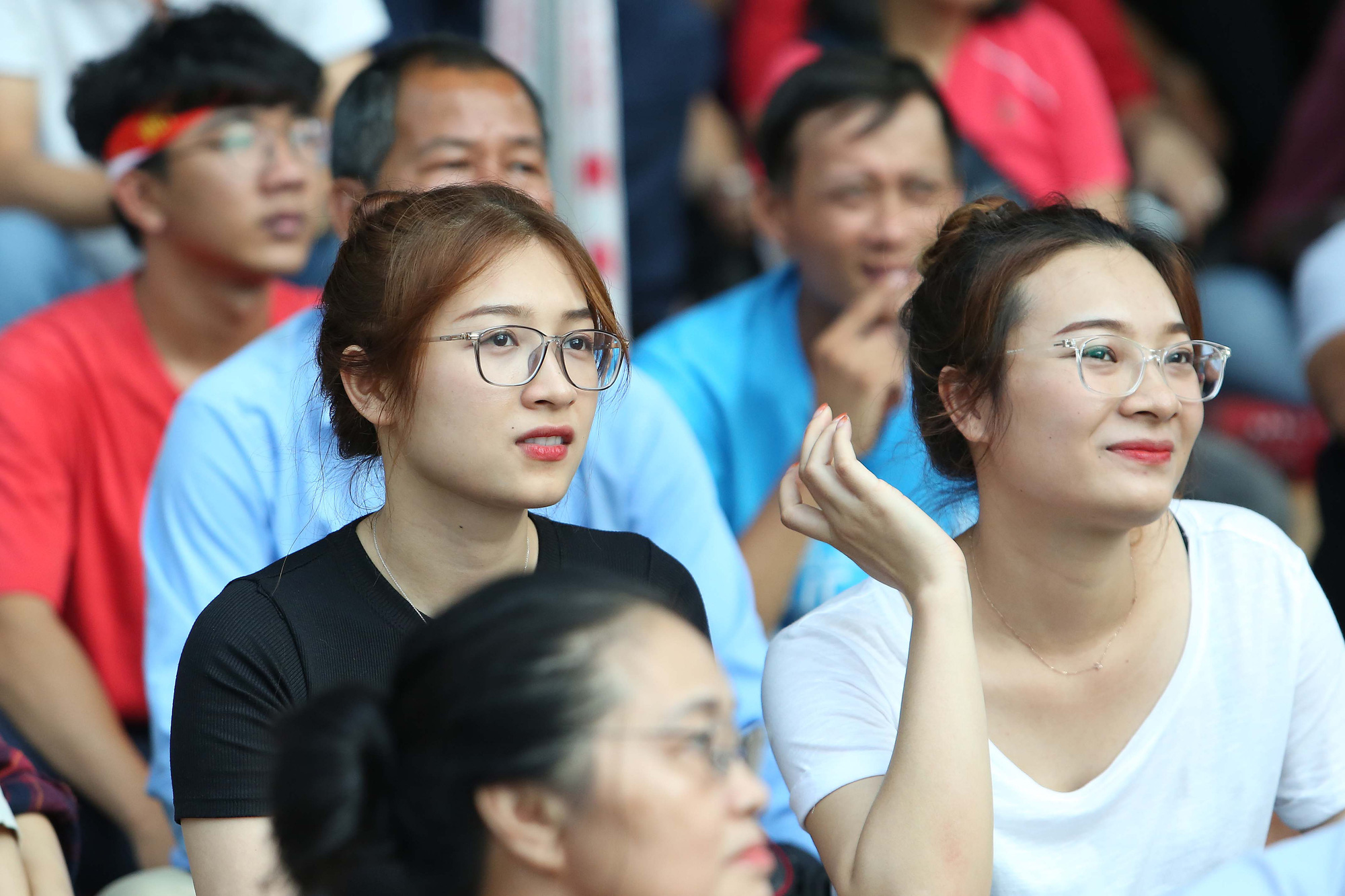 D&agrave;n CĐV nữ tưng bừng sau trận thắng đậm của U22 Việt Nam - Ảnh 5.