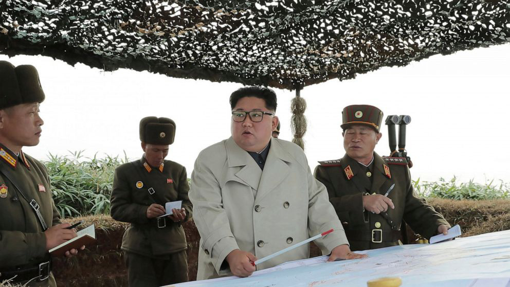 Ông Kim Jong-un ra đảo tiền tiêu, lệnh quân đội nã pháo
