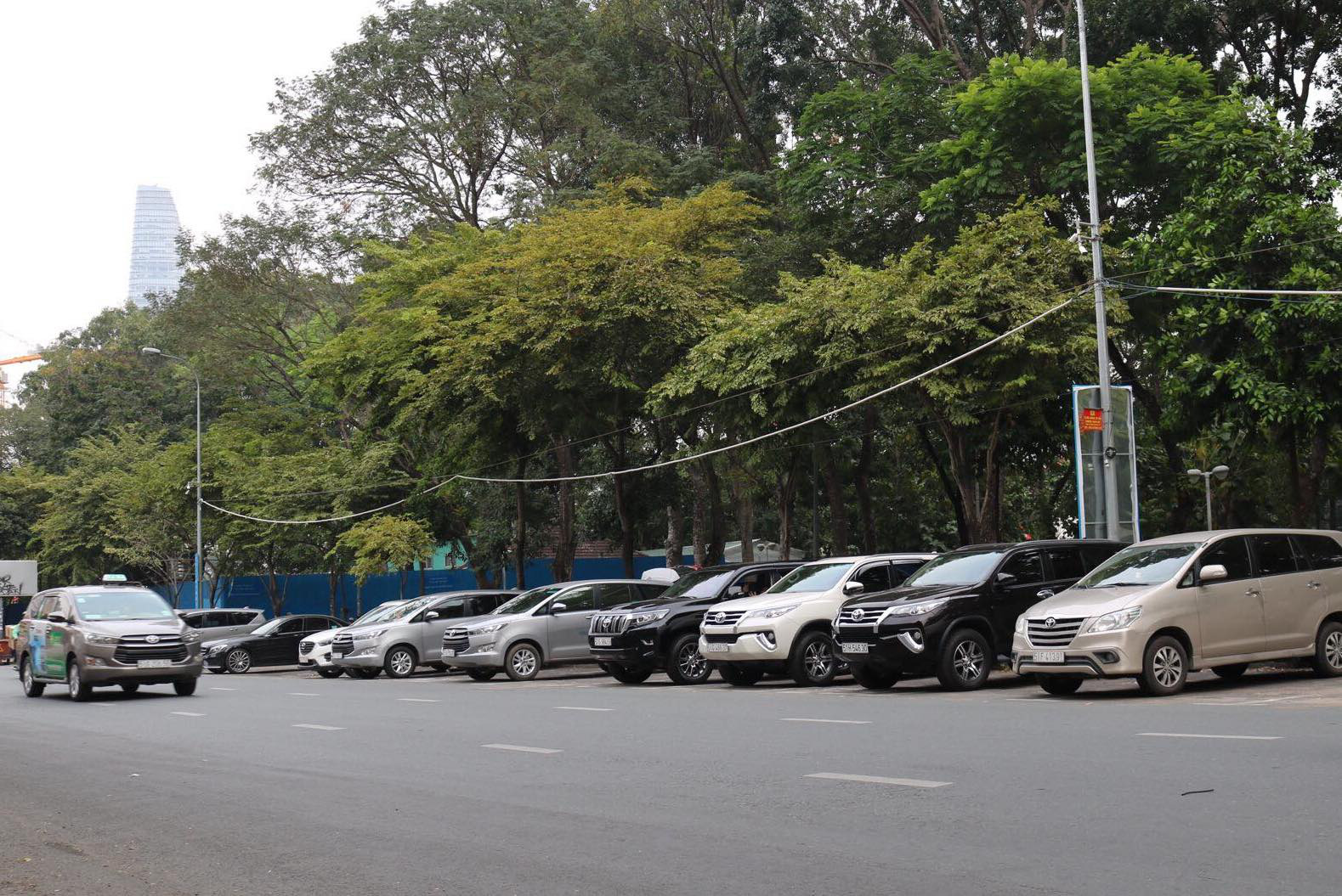 Lắp đặt hàng loạt biển báo "xử" xe vi phạm ở 22 tuyến đường thu phí đậu ôtô