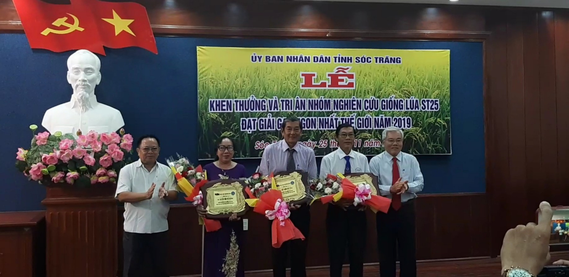 Clip: Tri ân nhóm nghiên cứu giống lúa ST25 đạt giải gạo ngon nhất thế giới