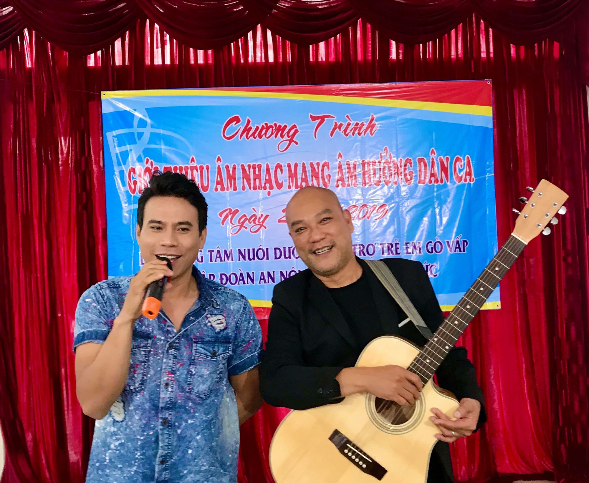 Diễn viên Trí Quang và nhạc sĩ Quốc Hùng xúc động hát vì trẻ mồ côi