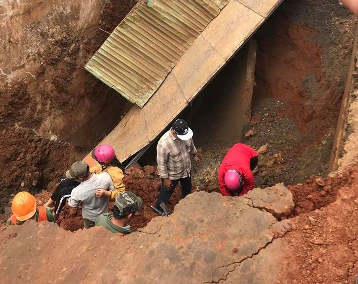 Sập cầu tạm trên Quốc lộ 29, người và xe lao xuống hố?