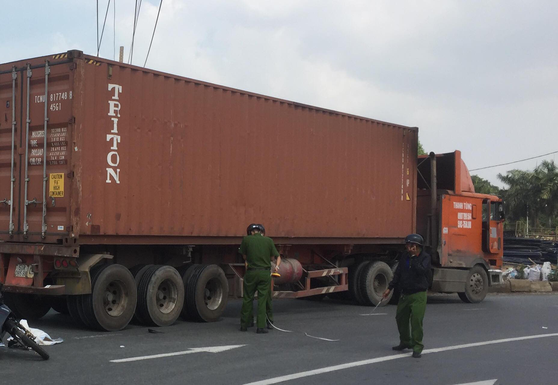 Cha ngồi ngây dại khi thấy con gái 2 tuổi tử nạn dưới bánh xe container
