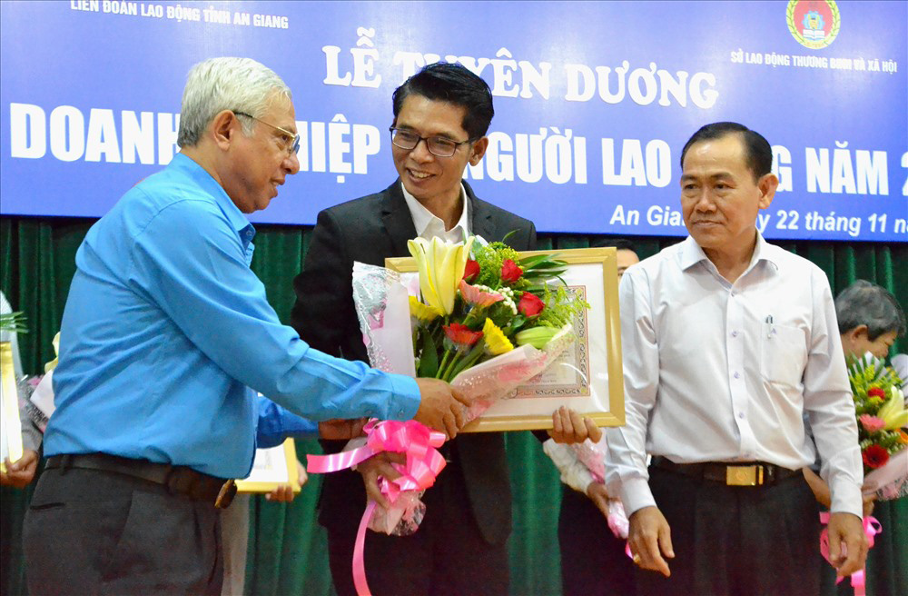 An Giang: T&ocirc;n vinh 20 doanh nghiệp v&igrave; người lao động - Ảnh 1.