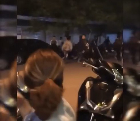 Hàng chục thanh thiếu niên 2 băng nhóm vác hung khí rượt đuổi nhau trong đêm