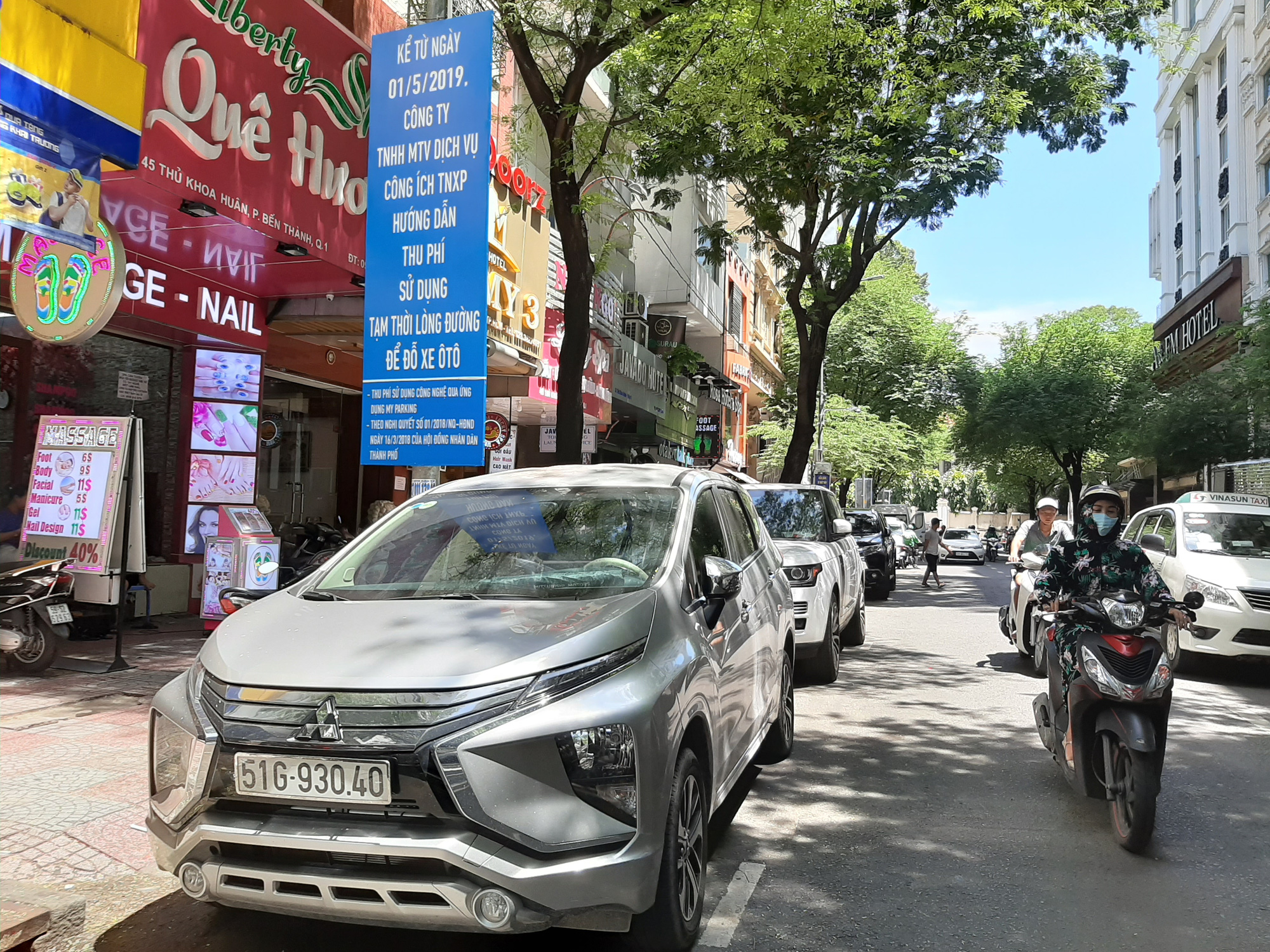 Lắp đặt h&agrave;ng loạt biển b&aacute;o xử xe vi phạm ở 22 tuyến đường thu ph&iacute; đậu &ocirc;t&ocirc; - Ảnh 2.