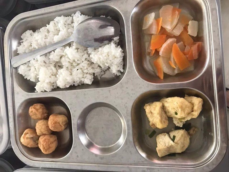 Hiệu trưởng "né" nhiều câu hỏi  sau khi phụ huynh phản ứng bữa ăn của học sinh quá lèo tèo