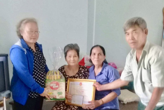 Bà Dẹt hăng hái với phong trào ở địa phương